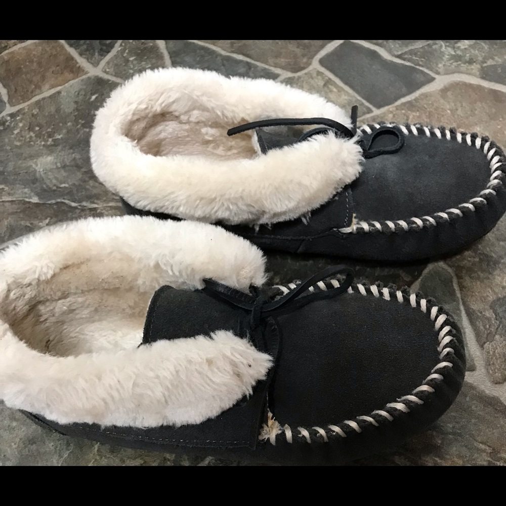 Minnetonka Gray Moccasin/ Slipper 7